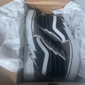 Sk8 Hi ”Pewter black ” vans str 42 - Helt nya aldrig varit använda bara prövade. Skit snygga nypris ligger på cirka 1300