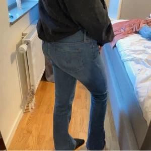 Levis bootcut - Lowwaist bootcut jeans från levis, så snygga men något stora i midjan på mig. Innerbenslängd är 73cm och midjan ca 37cm. Längden är perfekt på mig som är 161 medan midjan är lite stor för mig som har 34, så skulle säga att de är som 36🩷 
