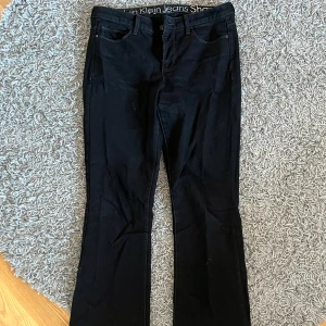 svarta calvin klein jeans  - straight i modellen. säljer då dom blivit för stora :(. köpt på 2hand från början. står ingen storlek men skulle säg 40/42. 