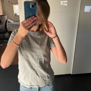 T shirt - Levis t shirt i färgen grå, sällan använd! Kontakta för mer bilder och info!
