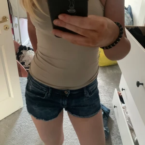 Low waist jeansshorts  - Säljer mina lågmidjade jeansshorts från hm som är jättefina till sommarn, använd ett fåtal gånger, kom privat för mer bilder🩷🩷passar 38 men även 36
