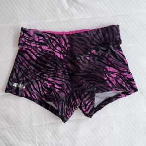 Gymshorts - Mönstrade gymshorts från GinaTricot i storlek Xs. Supersköna och i gott skick. Något noppriga i rumpan, men inget som syns när man har de på sig!