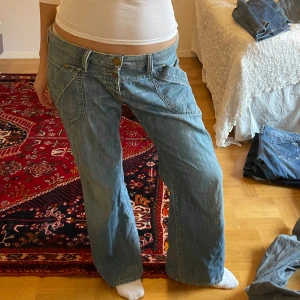 Baggy jeans  - Skit snygga jeans från lee, tyvärr för korta på mig.💞 Midjemått: 43cm  innerben: 74cm 