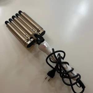 Vågtång - Säljer min Vågtång för jag inte använder den längre. Den är använd en gång så den är i jättefint skick. 