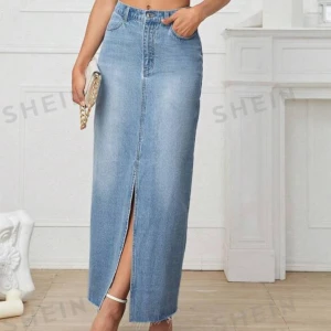 Jeanskjol🩵 - Säljer denna snygga jeanskjol! Aldrig använd då ja köpte den och den va för liten i midjan. Strl M men skulle säga att den passar S bättre🩵