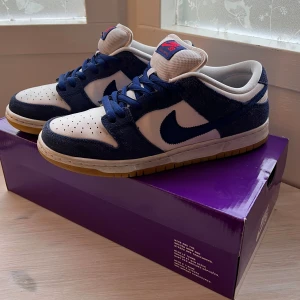 SB dunk Nike  - Nike SB dunk low  Los Angles Dodgers  Storlek 40.5 Sparsamt använda - se bilder Original låda och snören finns! 