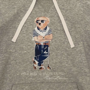 Polo bear Hoodie  - Hej, säljer min polo bear hoodie då jag inte vill ha den. Har aldrig använd den och är helt ny, passformen på denna tröjan är jätte bra och är i storlek M. Priset som jag kommer lägga kommer att vara vid 650, men det går att diskutera om priset.