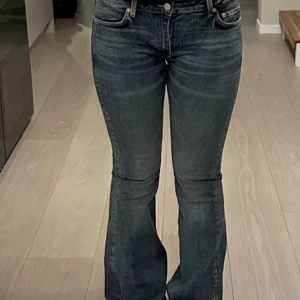 Blåa lågmidjade byxor - Säljer mina blåa lågmidjade jeans från Hm, helt oanvända!( bilden är lånad)