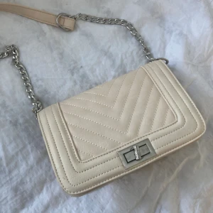 Miniväska - Snygg väska, bra skick, lite små märken där man stänger