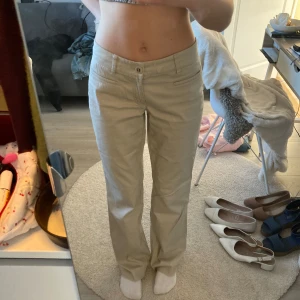 Kostymbyxor - Beige Kostymbyxor, vintage esprit, uppsprätta i benen så dem ska bli längre🫶🏼