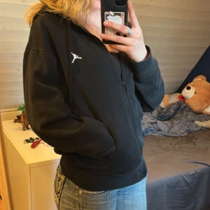 Hoodie - Säljer nu min svarta zip up hoodie från Jordan i storlek S! Köpt för 900kr. Den är väl använd men är i bra skick! Säljer då den aldrig kommer till användning. Kontakta vid frågor eller fler bilder! Pris kan även diskuteras vid snabb köp!💗