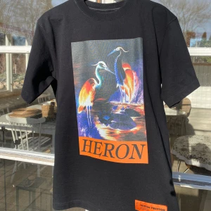 Heron Preston logo t-shirt  - Hej, säljer en sjukt fet Heron Preston t-shirt med deras klassiska logga. Storlek xxs men oversized så passar mig som vanligtvis har M. Boxy fit. Nypris över 3000kr. Kontakta i DM för fler bilder. Pris kan diskuteras. Hörs! 