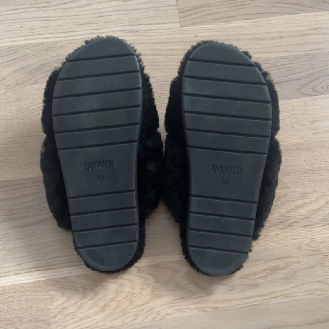 Svarta tofflor  - 90