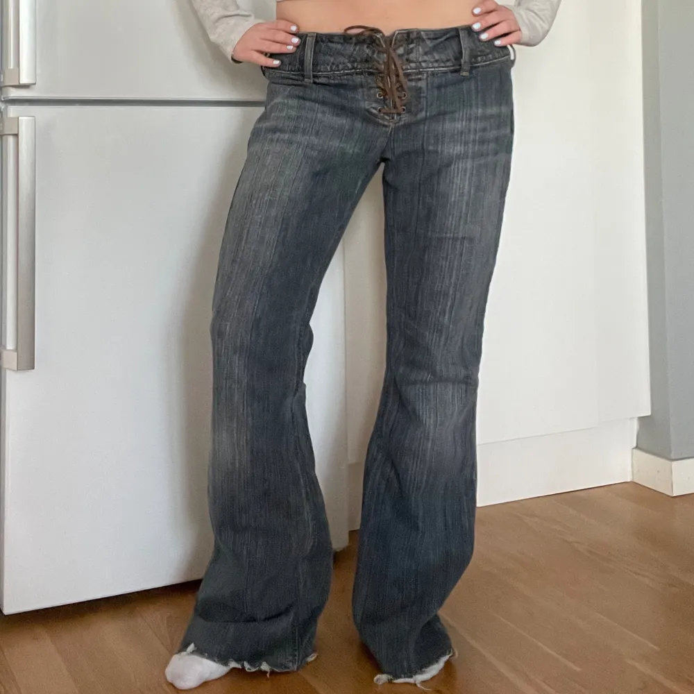 Såå snygga jeans men knytning😍😍midjemått 43cm innerbensmått 76cm. Jeans & Byxor.