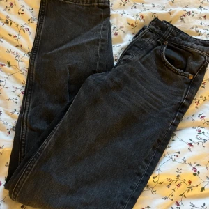 svarta jeans  - köpt från zara, storlek 32, knappar istället för gylf 