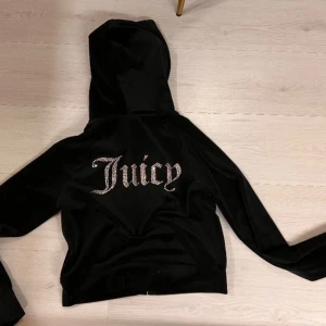 Juicy Tröja/Kofta (Ny) (Pris kan diskuteras) - Hej. Säljer denna då den blivit förliten å har knappt använt den innan heller. Använd typ 2 gånger då den redan va lite för liten i början men nu jätte liten för mig.  Alla pärlor kvar! Pris kan diskuteras💗 Strl. M