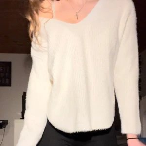 Stickad tröja🤍 - Säljer denna vita stickade tröjan från H&M då den inte kommer till användning, använd men i bra skick💕storlek Xs