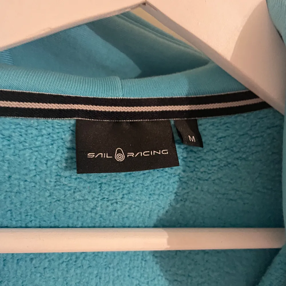 Ljusblå zip hoodie från Sail racing, superfint skick, köpt här på Plick😃. Hoodies.