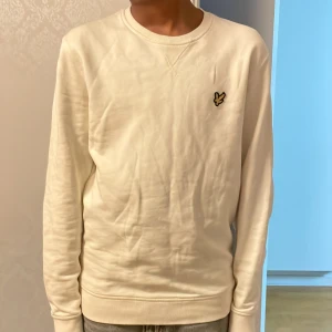 Lyle scoot - En lyle scott tröja i färgen vit storlek S ganska ny men oanvänd är du intresserad kan du skriva privat så kan priset även diskuteras
