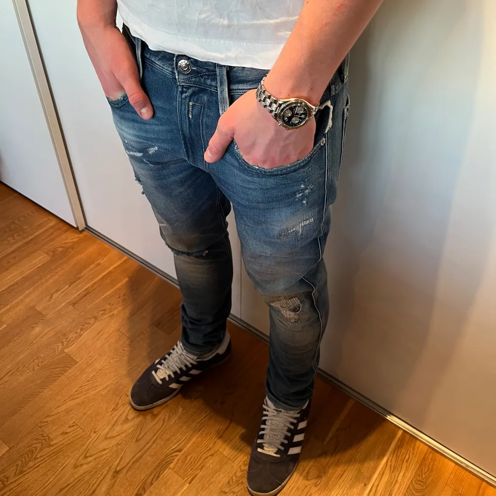 Väldigt najs o trendiga ripped replay jeans. Jeansen är i väldigt bra skick med allt är detalj. Modellen är ca 185 cm. Kontakta oss för fler frågor eller funderingar!. Jeans & Byxor.