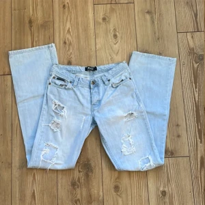 Dolce Gabbana jeans  - Ett par superfina low waist dolce Gabbana jeans. Köpta second hand men använde nästan aldrig. Pris kan diskuteras. Storlek 27 och passar mig i längden som är 168. Skriv vid frågor 💕