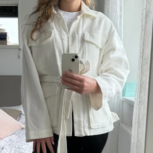 Jacka  - Superfin vårjacka från Gina Tricot, använd men fint skick 