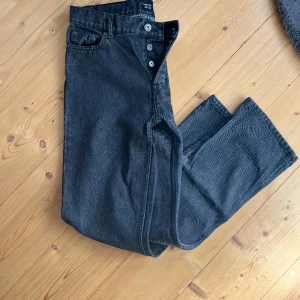 Jeans  - Riktigt snygga monten jeans. Aldrig använda extremt bra skick och extremt snygga. Storlek 30/32  Kan även mätta dem med måttband om det önskas. 