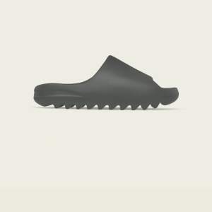 (Oanvänd)Yeezy slide i färgen Dark Onyx. Köpta på deras adidas w. Kvitto på beställning och äktahetsbevis finns. (Storlek eu 37)