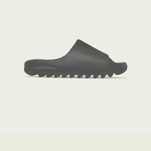 Adidas Yeezy slide  - (Oanvänd)Yeezy slide i färgen Dark Onyx. Köpta på deras adidas w. Kvitto på beställning och äktahetsbevis finns. (Storlek eu 37)