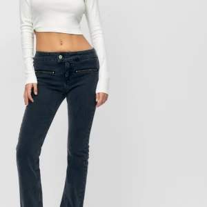 Low waist bootcut jeans  - supersnygga populära mörkgrå/blå/svarta jeans från pull&bear som tyvärr är försmå. Aldrig använt! 💕
