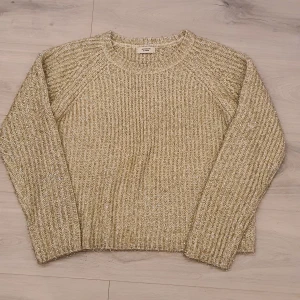 Stickad tröja guld glittrig stl M - Tröja i nyskick stl M Ribbstickad  Guldtrådar Generös i storleken