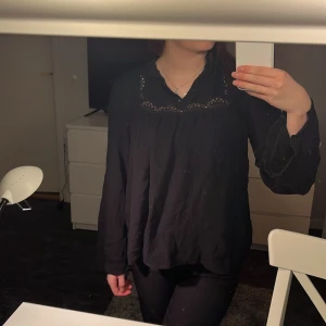 Blus - Säljer denna svarta blus som inte kommer till någon användning, Storlek S,Fina ditalier där bak på ryggen.Är i väldigt bra skick,Pris går att diskutera.
