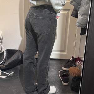Svarta Levis jeans, har aldrig använt. Köpt förra året. Är 160 lång❤️‍🔥 Orginalpris: 1250 kr  