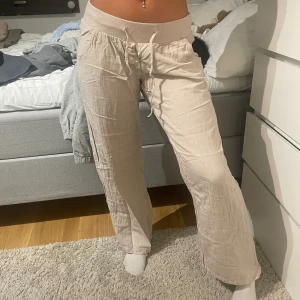 Lågmidjade linnebyxor - Jätte fina lågmidjade linnebyxor i stl S.