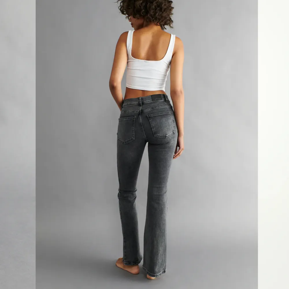 Snygga bootcut jeans från GinaTricot! (Obs. Fläckar på bilden är på spegeln ej byxorna) skriv om du vill ha fler bilder ❤️ De har några små hål på bakfickorna från nitar som suttit där men ingen som syns när man har på de.. Jeans & Byxor.