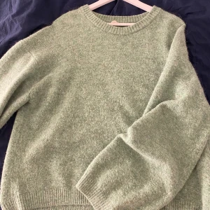 Stickad tröja - I Toppen skick. Säljer likadan i blå. 