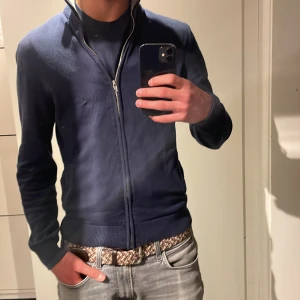 Helzip - Säljer min fina helzip som är använd men väl omhändetagen, skick 8/10, passar perfekt till en fräsch vår outfit Kom privat vid frågor! (Minns inte vart den är köpt)