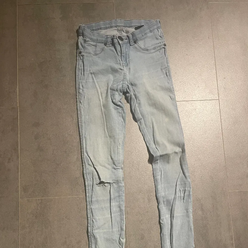 Stretchiga & snygga tighta jeans i strl XS med hål i knäna från dr denim💞 . Jeans & Byxor.