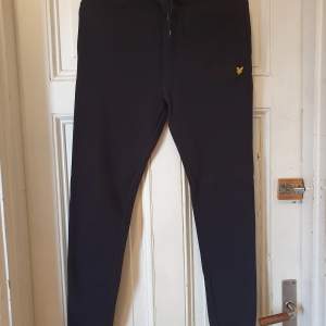 Svarta sweatpants från Lyle & Scott i storlek 12-13 år (motsvarar strl 152-158, se tabell på bild). Aldrig använda.