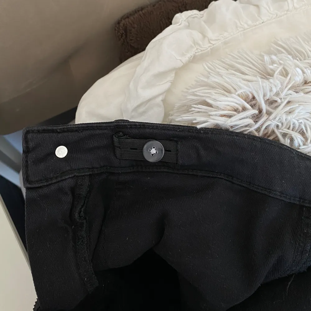 Säljer dessa otroligt sköna svarta Zara-jeans med fickor på sidorna. Byxorna är från barnavdelningen i stl 164, men de sitter jättebra på mig som i vanliga fall har XS-S i jeans. Säljer pga att jag använder andra byxor, väldigt fint skick.🫶🏻💖. Jeans & Byxor.