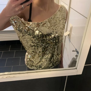 Snygg festtopp - Säljer denna oanvända topp som är perfekt till fest🎉 storlek S/M