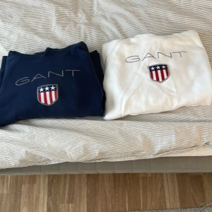 Gant hoodies - Snygga gant hoodis som jag har använt lite som yngre men i jätte fint skick. Den blå är i 134/140 och den vita i 146/152💞150 kr styck 