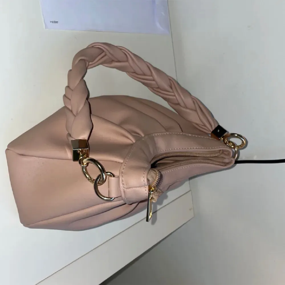 Säljer min fina rosa handväska som funka prefekt för Stockholmsstil😻, den är så himla fin, älskar den men den kommer inte till användning, jättesöt och passsr med många outfits.  Den ser extremt ny ut  Priset går att diskuteras 💕. Väskor.