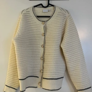 Tröja med knappar - Använd fåtal gånger. 