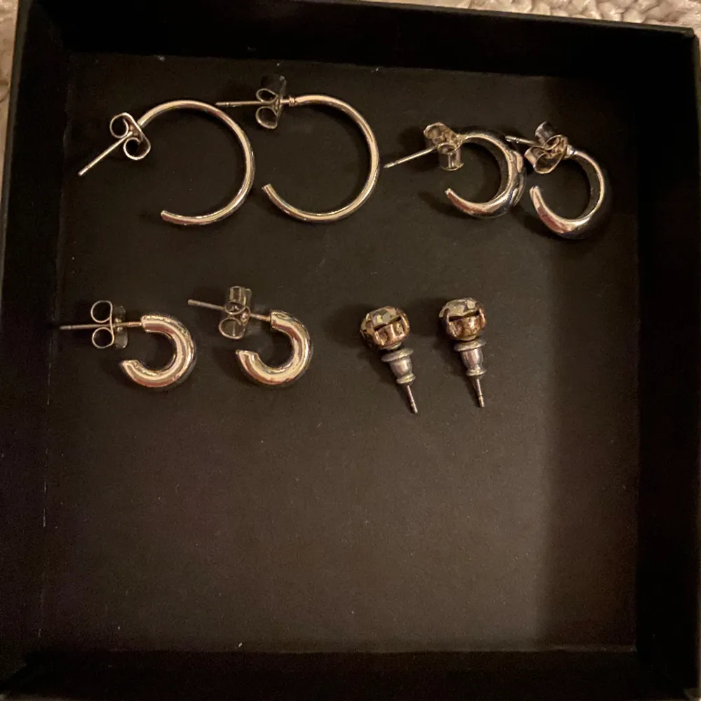 Säljer fyra par med örhängen då de inte kommer till användning, silvriga. 100 kr för alla 4😊. Accessoarer.
