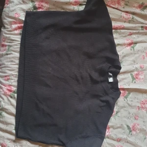 Svart tröja - Svart stickad tröja från hm i storlek L. Bra skick.