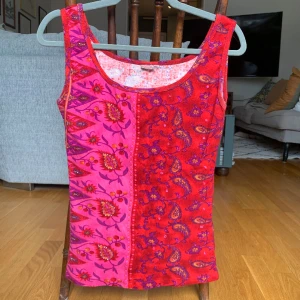 Mönstrat linne - Super snygg mönstrat linne, som jag sytt in lite vid midjan för snyggare passform!💗