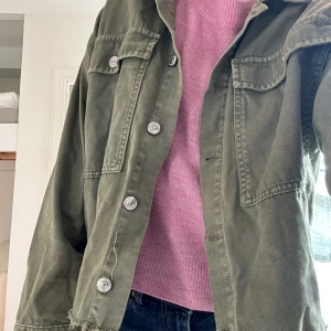 Grön jacka  - Somrig grön jeansjacka från Zara i mycket gott skick! Skriv för fler bilder💕 (Obs köparen står för frakten)