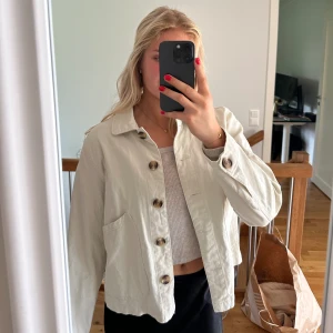 Tunn jacka - Perfekt vår-/sommarjacka från monki! 💞