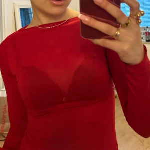 Röd intimissimi  - intimissimi tröja i röd färg. Fick i present men använder inte tyvärr ❤️